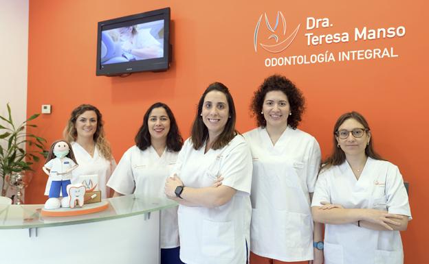 El equipo de la clínica dental Teresa Manso en un momento anterior a la pandemia de la covid-19.