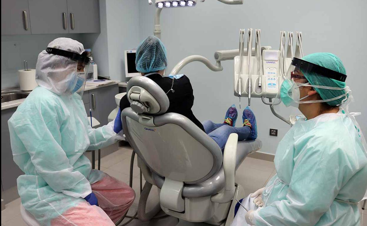 En la clínica dental de Teresa Manso se atiende con todas las medidas de protección a una paciente. 