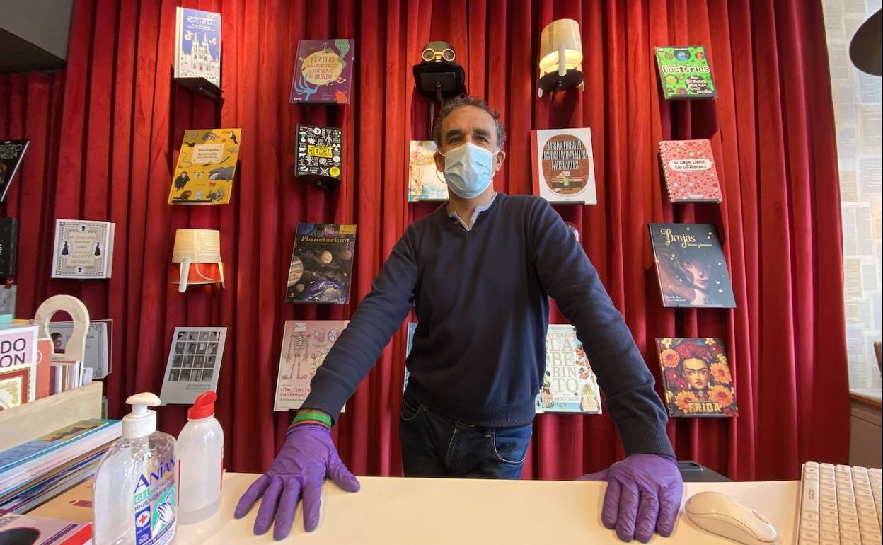 Guillermo Ruíz-Rozas en su librería de la Plaza Mayor.