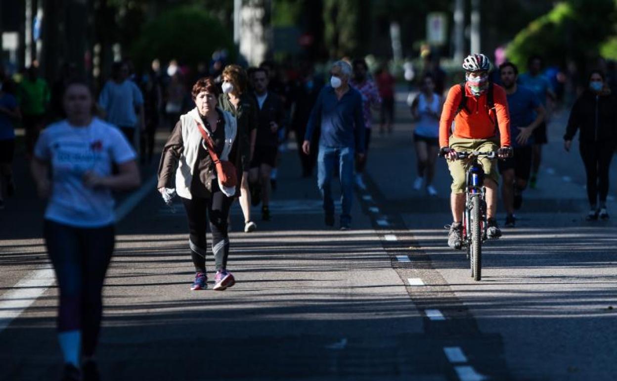 Aglomeración de personas que hacen deporte por la calle del Prado, en Madrid.