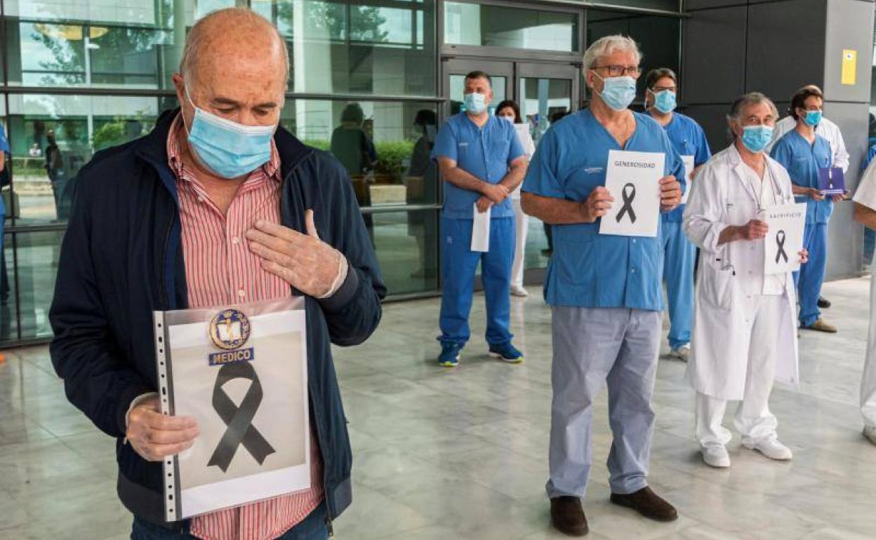 Sanitarios del hospital de Son Espases de Palma homenajean a sus compañeros fallecidos por coronavirus.