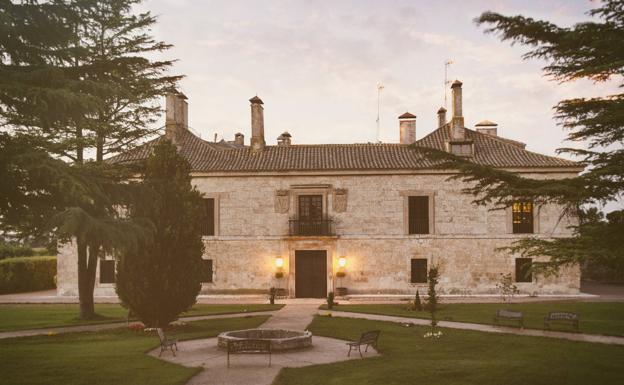 Fachada de la posada situada en el interior de la finca. 