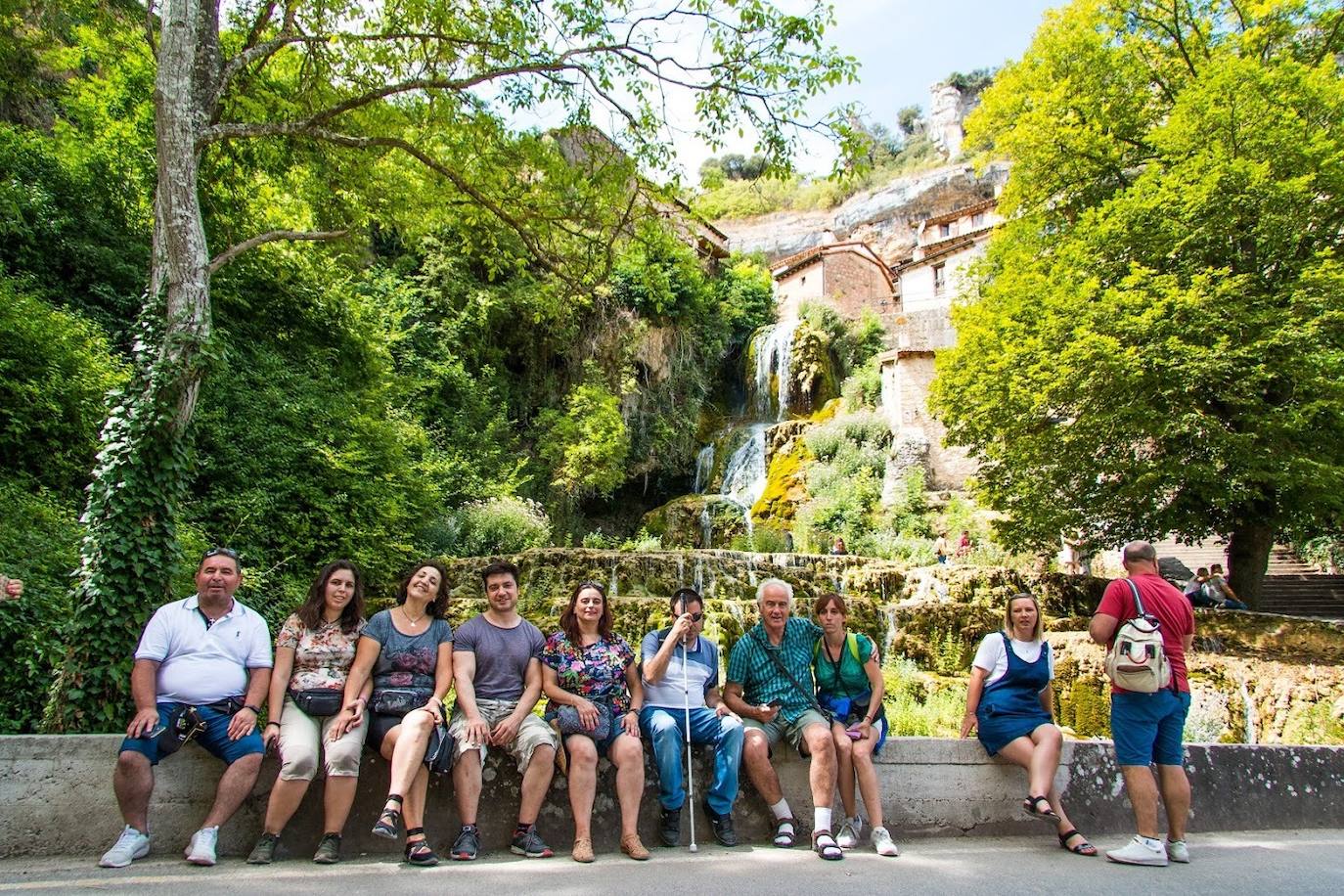 Imagen principal - Raquel con diferentes grupos de turistas por algunas de las zonas que recorren por Las Merindades. 