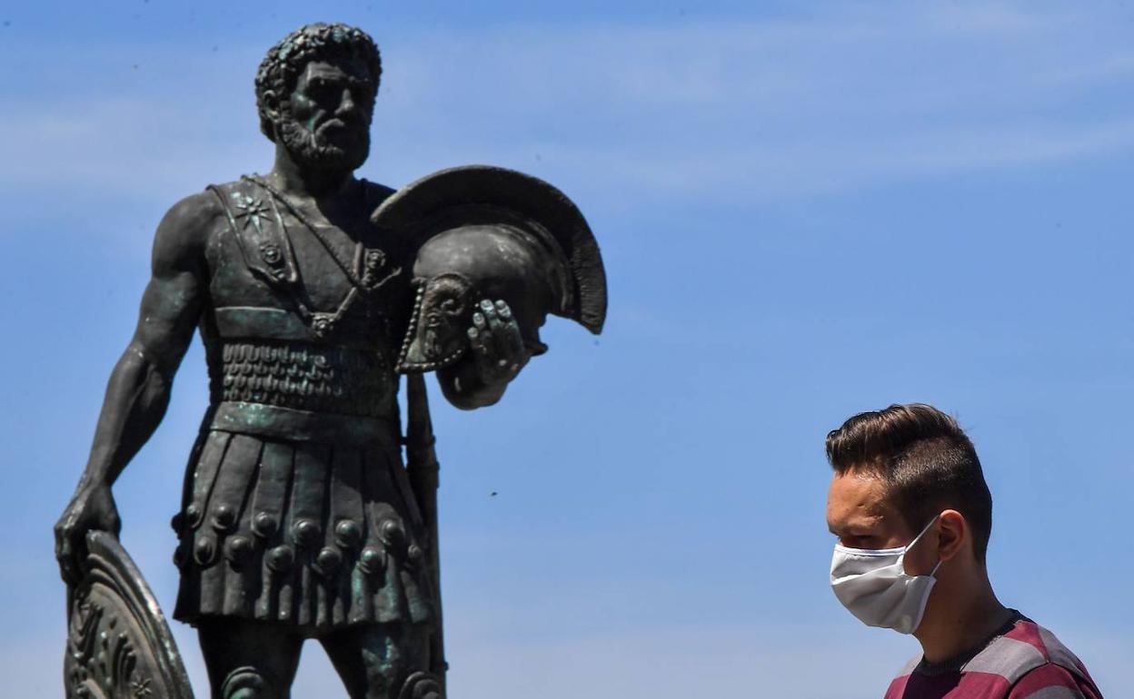 Un hombre pasea con mascarilla. 