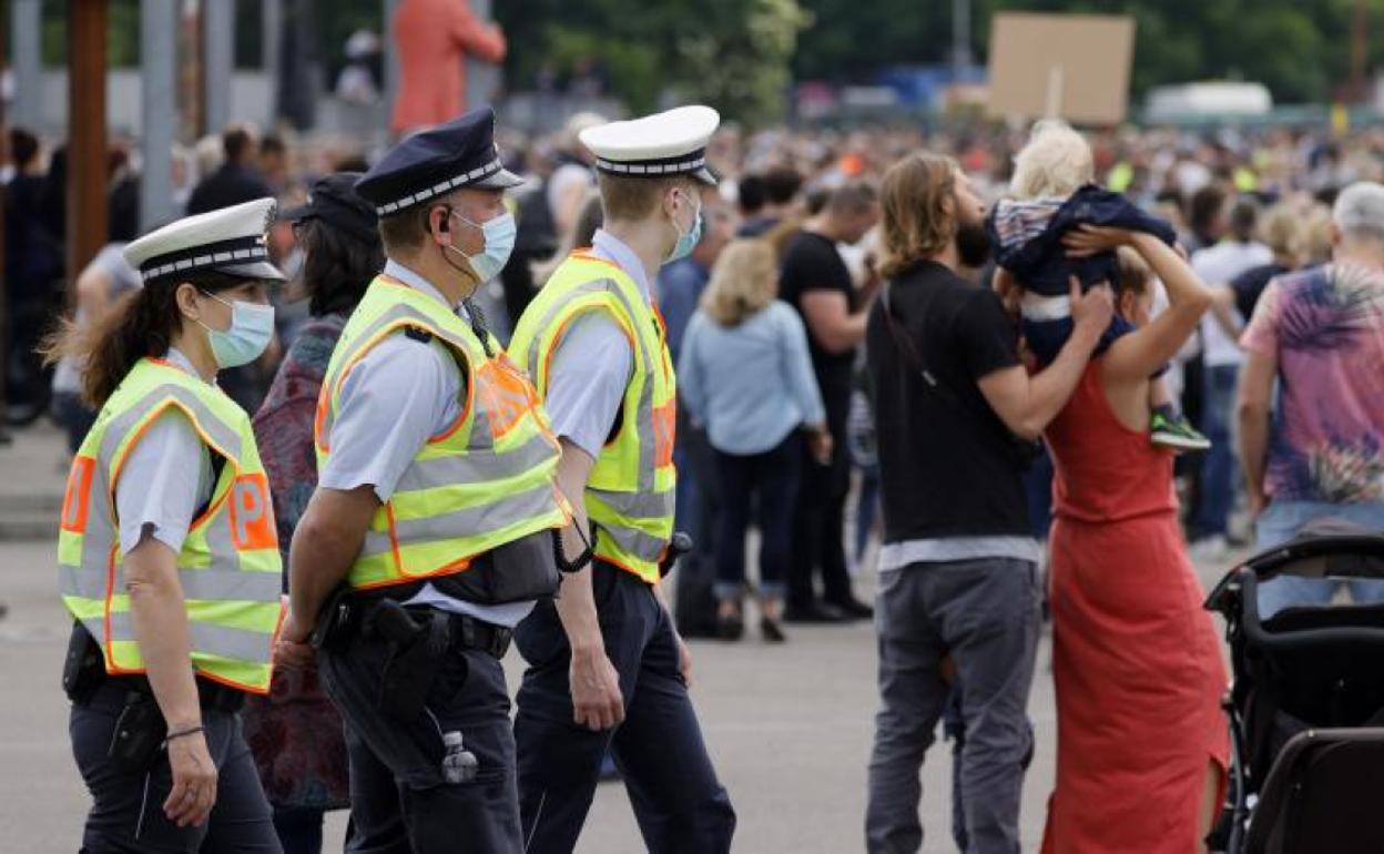 Agentes de policía con mascarilla durante una protesta 