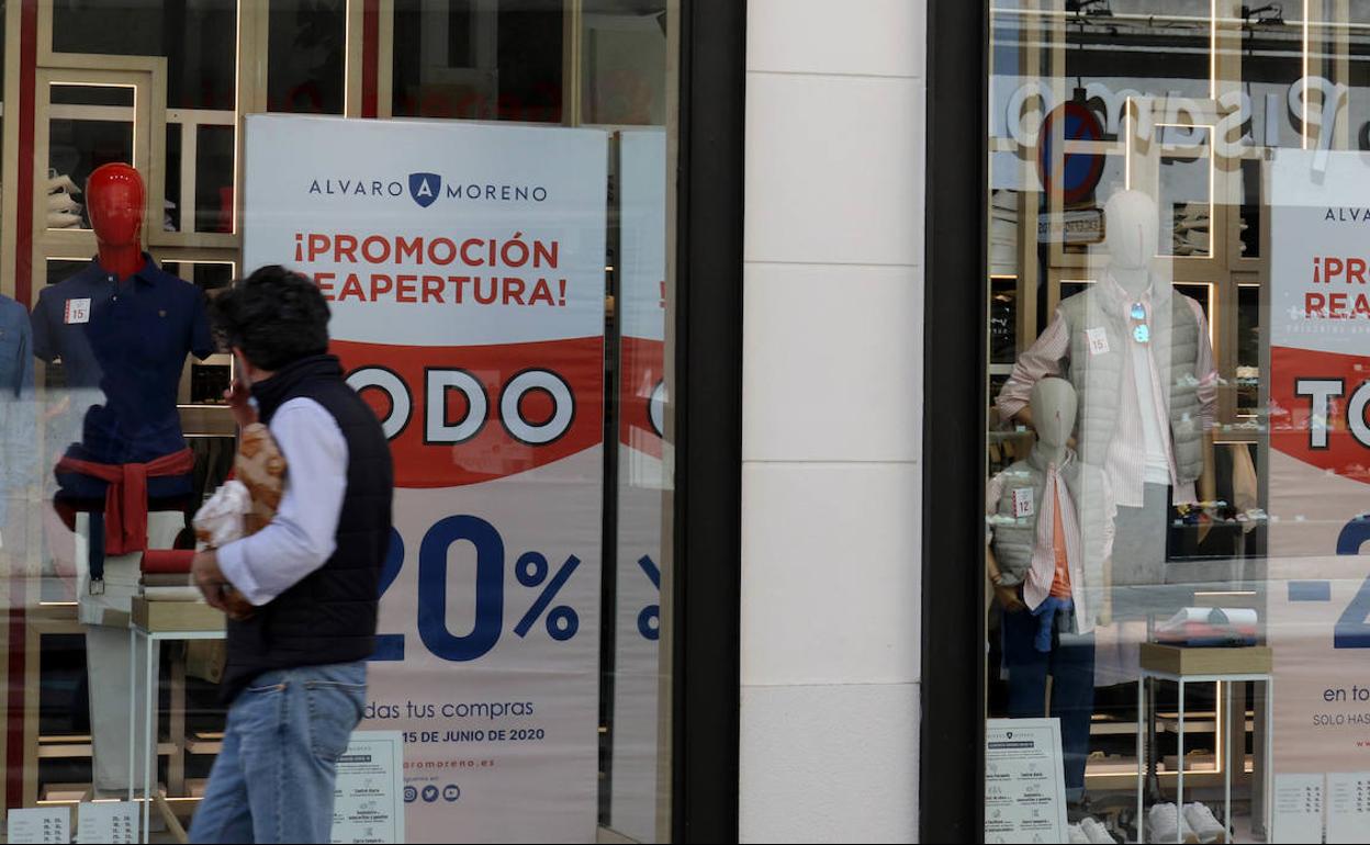 Comercio preparado para la reapertura en Valladolid. 