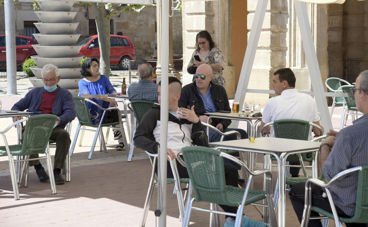 Los vecinos de melgar ya pueden tomarse algo en una terraza. 