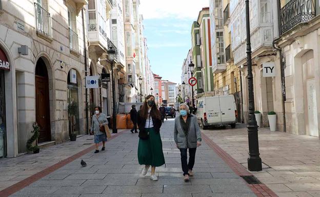 Las mascarillas se imponen en las calles de Burgos