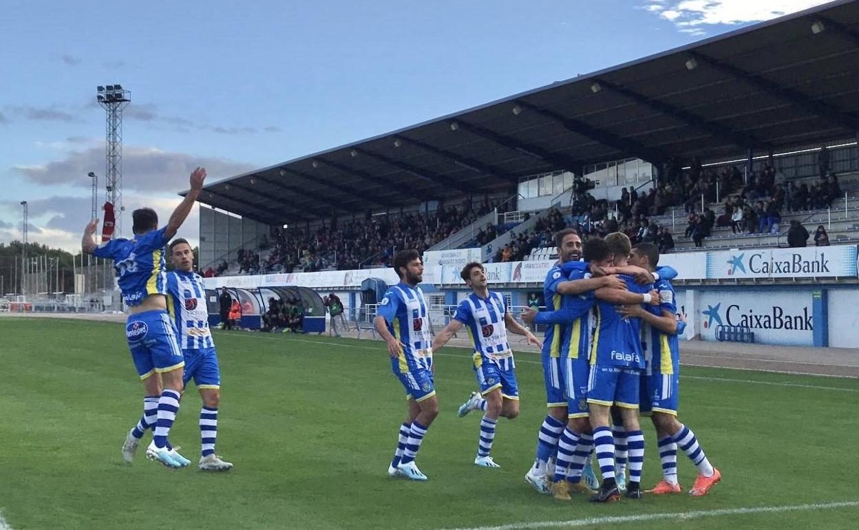 Los blanquiazules celebrando un gol en el estadio ribereño El Montecillo.