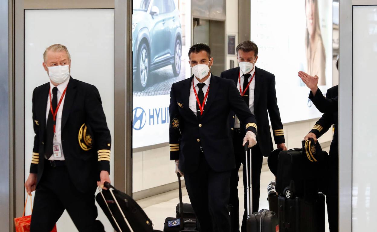 La tripulación de un avión llega al aeropuerto de Barajas.