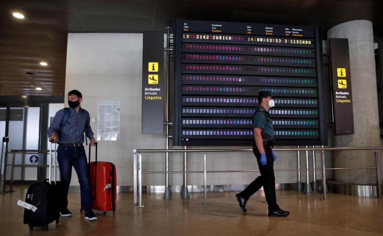 Cómo será viajar en avión: con mascarilla pero sin asientos libres