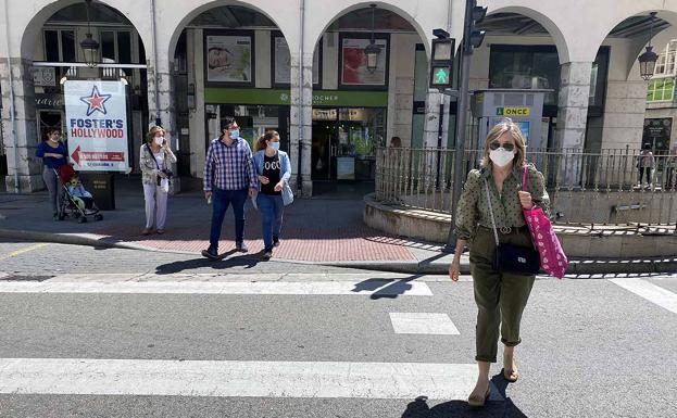 Los burgaleses cumplen la ley y salen con mascarilla