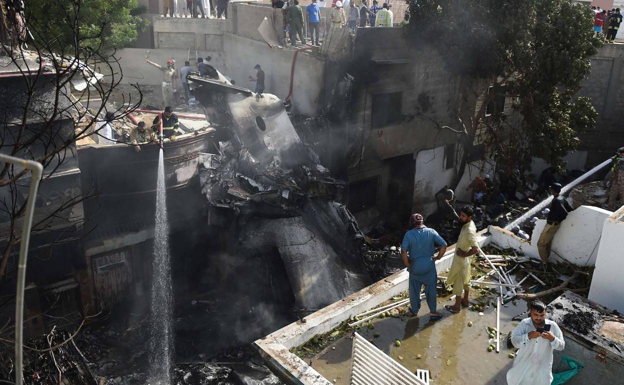 Estado en el que quedaron los restos del avión siniestrado y las casas contra las que se estrello en Karachi (Pakistán).