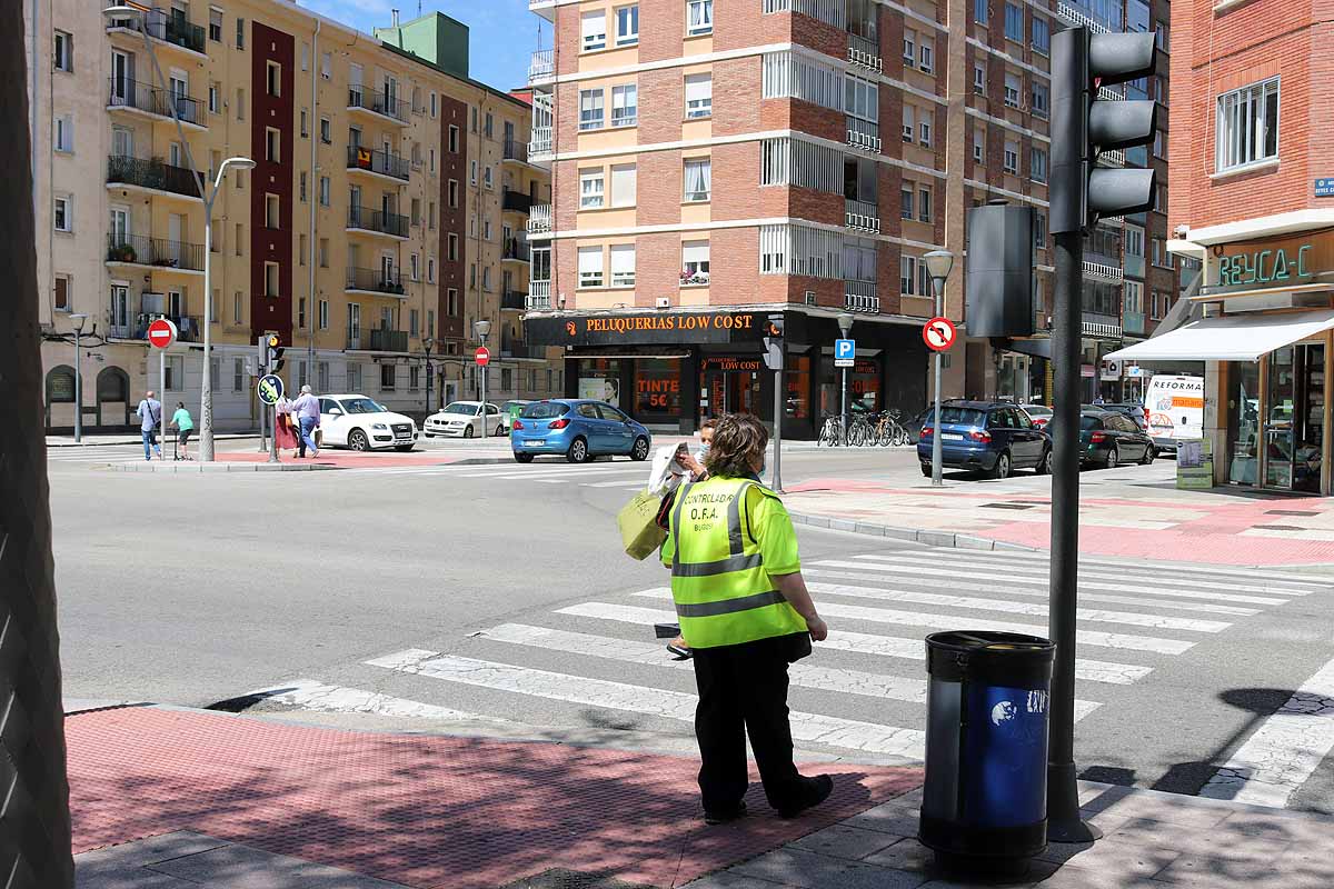 Tras más de dos meses sin tener que pagar por usar el autobús urbano o aparcar en zona azul, este lunes en fase 1 ha traído algún despiste entre los usuarios. Burgos despierta del letargo y nuestras constantes se están adaptando. Lo llaman la nueva normalidad y viene con elementos como mascarillas, dispensadores de gel desinfectante en cada local y más colas en la calle para limitar aforos.