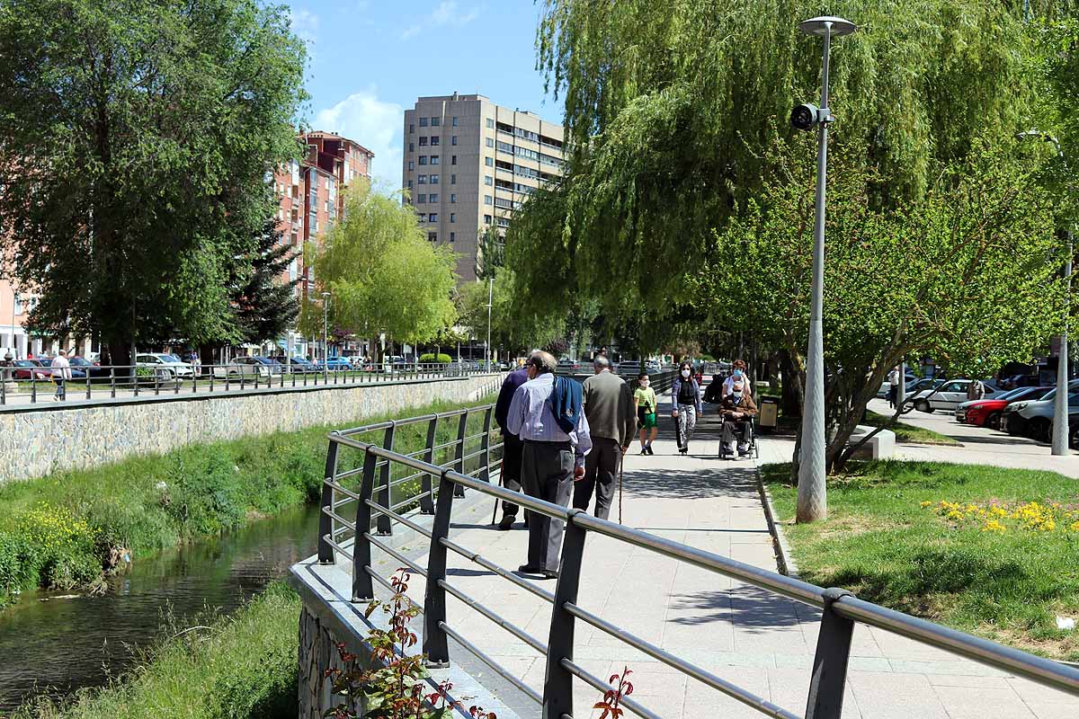 Tras más de dos meses sin tener que pagar por usar el autobús urbano o aparcar en zona azul, este lunes en fase 1 ha traído algún despiste entre los usuarios. Burgos despierta del letargo y nuestras constantes se están adaptando. Lo llaman la nueva normalidad y viene con elementos como mascarillas, dispensadores de gel desinfectante en cada local y más colas en la calle para limitar aforos.