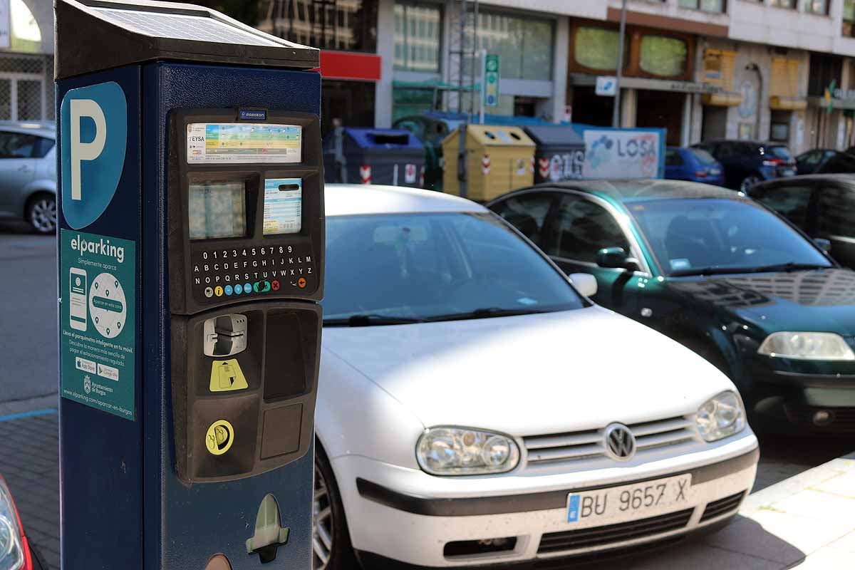 Tras más de dos meses sin tener que pagar por usar el autobús urbano o aparcar en zona azul, este lunes en fase 1 ha traído algún despiste entre los usuarios. Burgos despierta del letargo y nuestras constantes se están adaptando. Lo llaman la nueva normalidad y viene con elementos como mascarillas, dispensadores de gel desinfectante en cada local y más colas en la calle para limitar aforos.