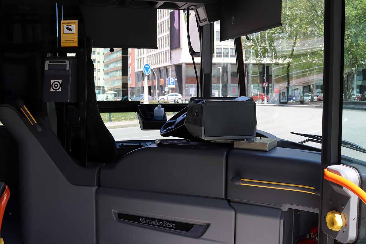 Tras más de dos meses sin tener que pagar por usar el autobús urbano o aparcar en zona azul, este lunes en fase 1 ha traído algún despiste entre los usuarios. Burgos despierta del letargo y nuestras constantes se están adaptando. Lo llaman la nueva normalidad y viene con elementos como mascarillas, dispensadores de gel desinfectante en cada local y más colas en la calle para limitar aforos.