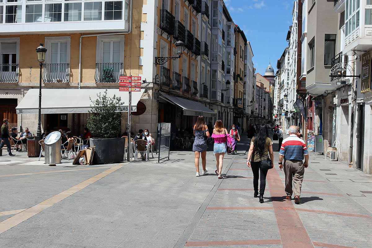 Tras más de dos meses sin tener que pagar por usar el autobús urbano o aparcar en zona azul, este lunes en fase 1 ha traído algún despiste entre los usuarios. Burgos despierta del letargo y nuestras constantes se están adaptando. Lo llaman la nueva normalidad y viene con elementos como mascarillas, dispensadores de gel desinfectante en cada local y más colas en la calle para limitar aforos.