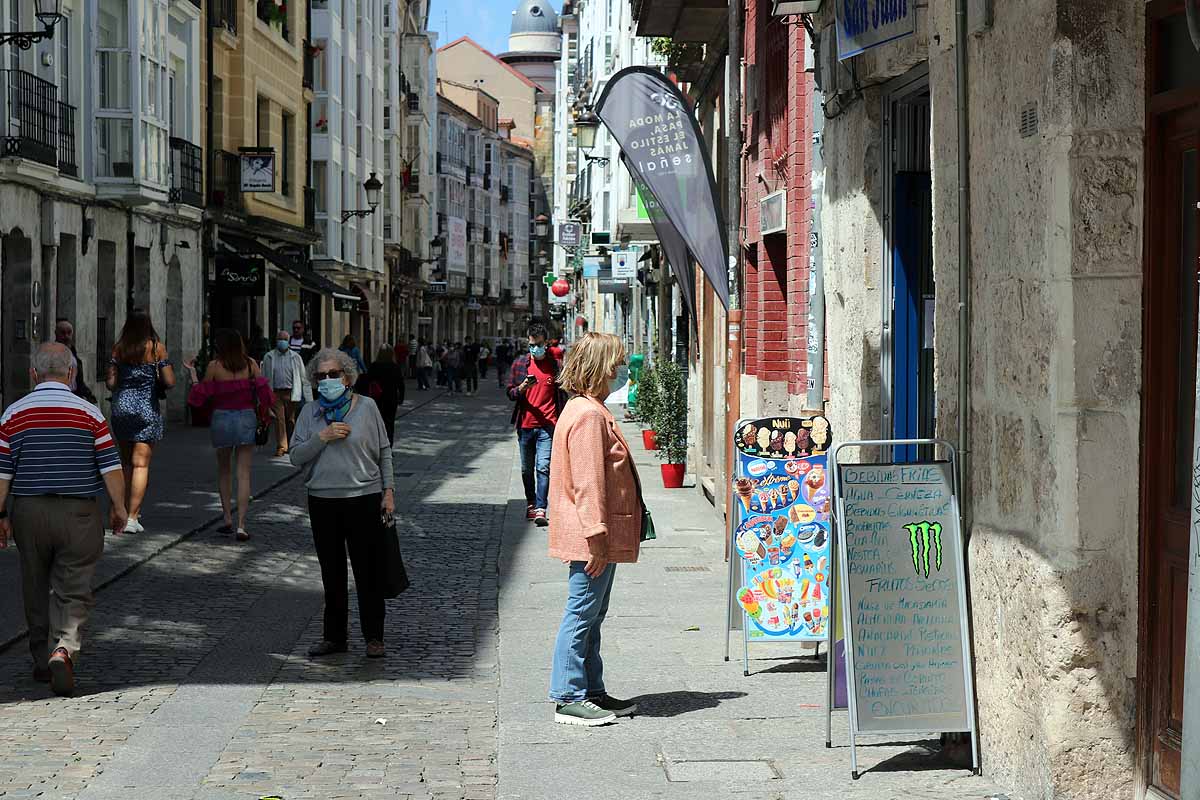 Tras más de dos meses sin tener que pagar por usar el autobús urbano o aparcar en zona azul, este lunes en fase 1 ha traído algún despiste entre los usuarios. Burgos despierta del letargo y nuestras constantes se están adaptando. Lo llaman la nueva normalidad y viene con elementos como mascarillas, dispensadores de gel desinfectante en cada local y más colas en la calle para limitar aforos.