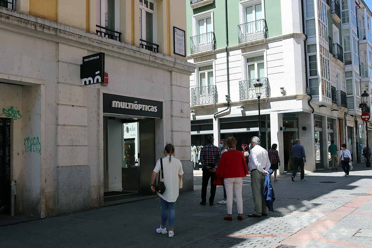 Tras más de dos meses sin tener que pagar por usar el autobús urbano o aparcar en zona azul, este lunes en fase 1 ha traído algún despiste entre los usuarios. Burgos despierta del letargo y nuestras constantes se están adaptando. Lo llaman la nueva normalidad y viene con elementos como mascarillas, dispensadores de gel desinfectante en cada local y más colas en la calle para limitar aforos.