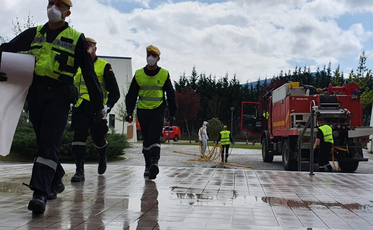 Imagen de la UME, que ha realizado labores de desinfección en las residencias de la provincia.