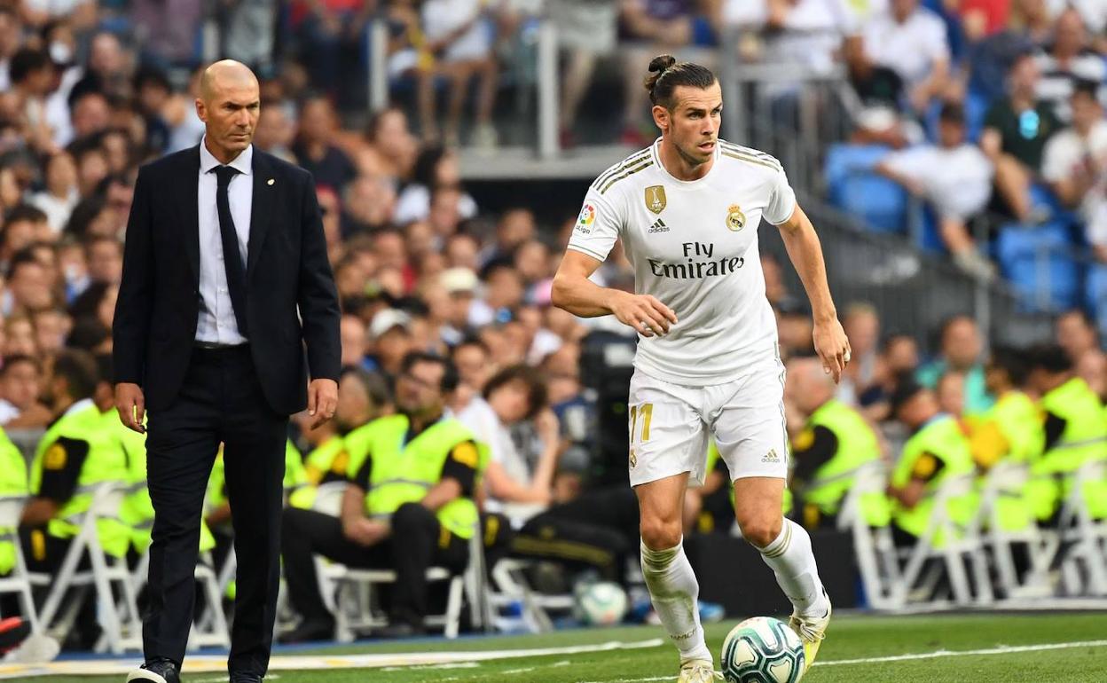 Zidane observa a Bale durante un partido de esta temporada. 