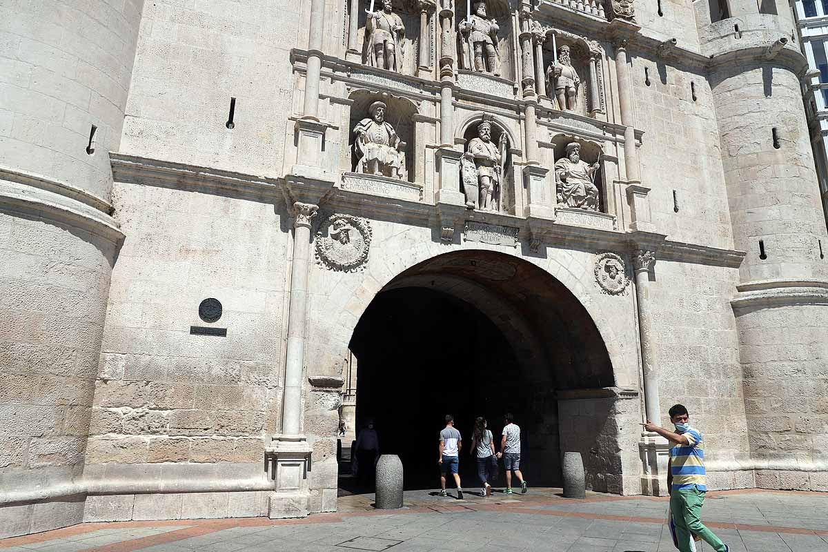 Desescalada Fotos: Reapertura de la sala de exposiciones del Arco de Santa María