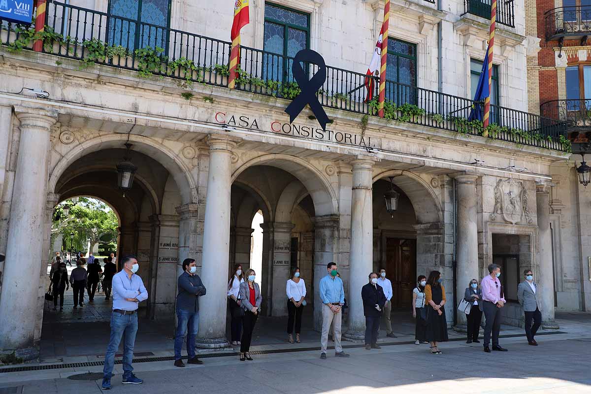 Fotos: Las Instituciones se suman al homenaje por los fallecidos por la covid-19