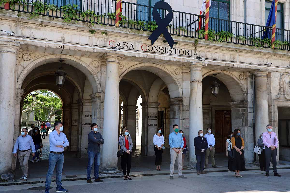 Fotos: Las Instituciones se suman al homenaje por los fallecidos por la covid-19