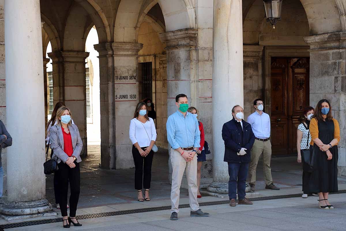 Fotos: Las Instituciones se suman al homenaje por los fallecidos por la covid-19