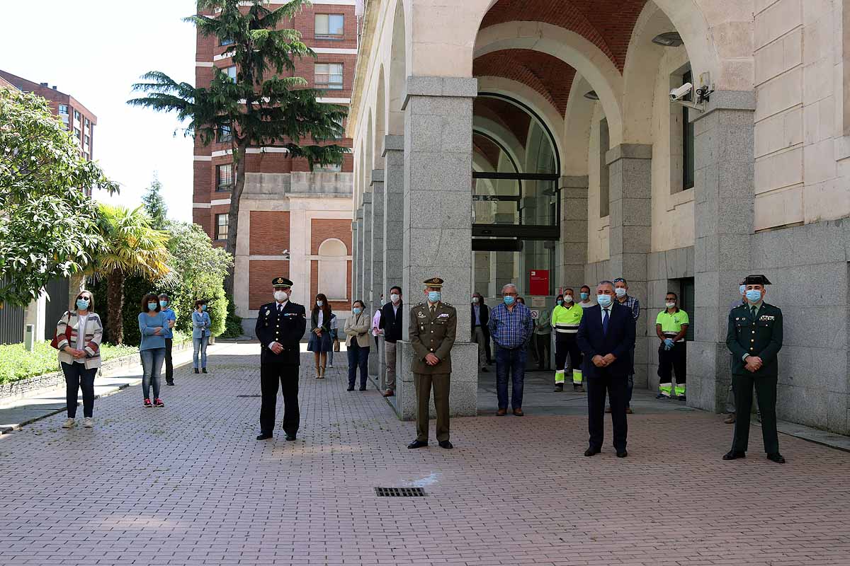 Fotos: Las Instituciones se suman al homenaje por los fallecidos por la covid-19