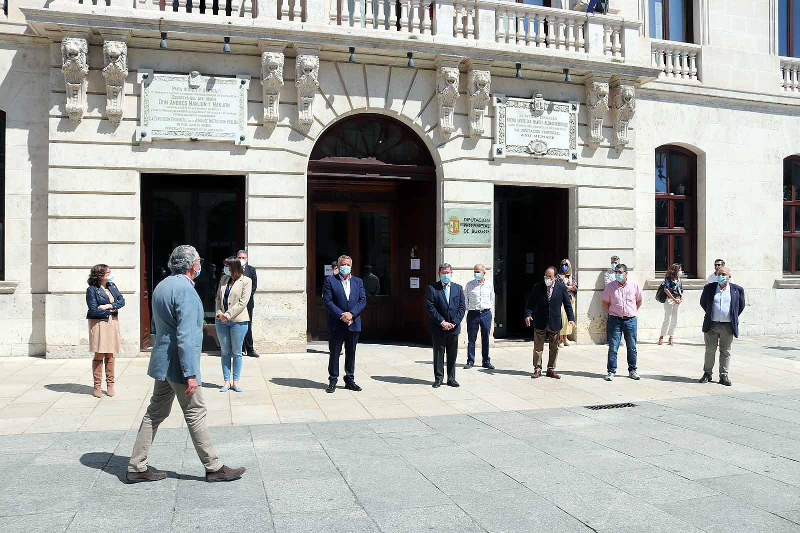 Fotos: Las Instituciones se suman al homenaje por los fallecidos por la covid-19