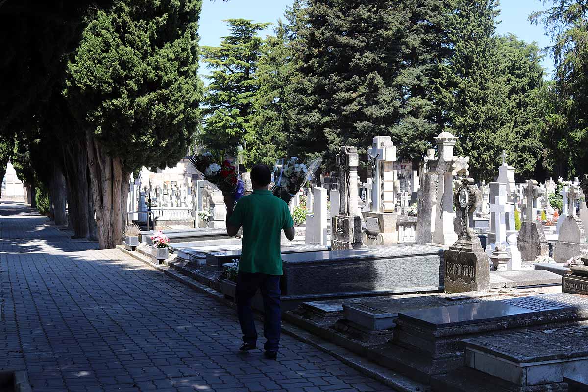 Las flores y los sentimientos regresan al cementerio San José de Burgos. 