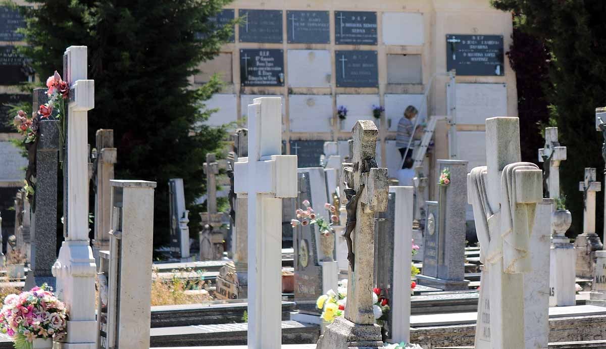 Las flores y los sentimientos regresan al cementerio San José de Burgos. 