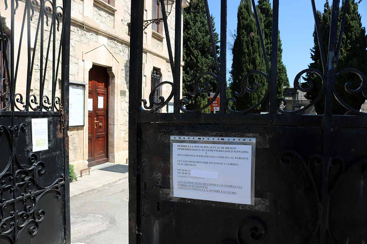 Las flores y los sentimientos regresan al cementerio San José de Burgos. 