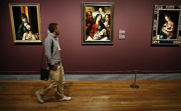 Un visitante recorre una sala del Museo del Prado. 