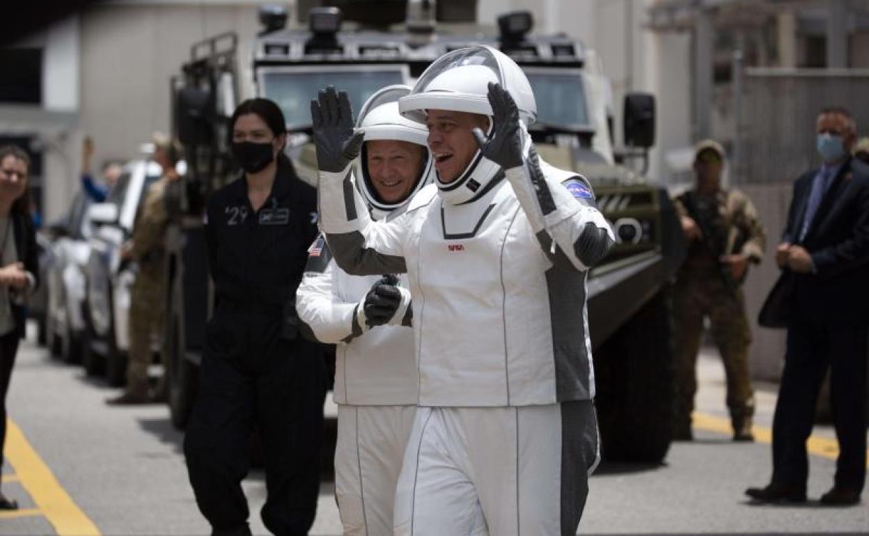 Doug Hurley y Robert L. Behnken, antes de coger el coche que les ha llevado a la Crew Dragon. 