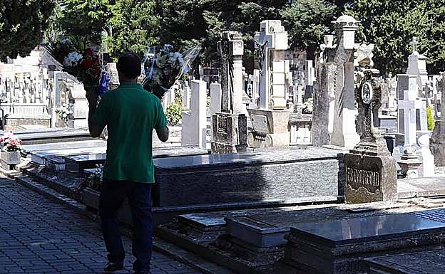 La desescalada llega a los cementerios y los burgaleses regresan a dejar flores, limpiar el mármol y recordar a sus seres queridos