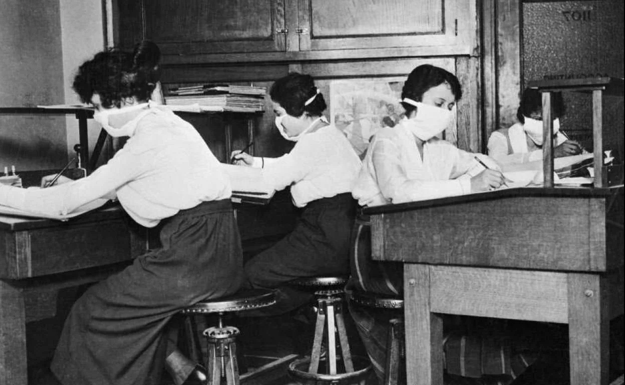 Secretarías trabajando con mascarilla durante la pandemia de gripe de 1918. 