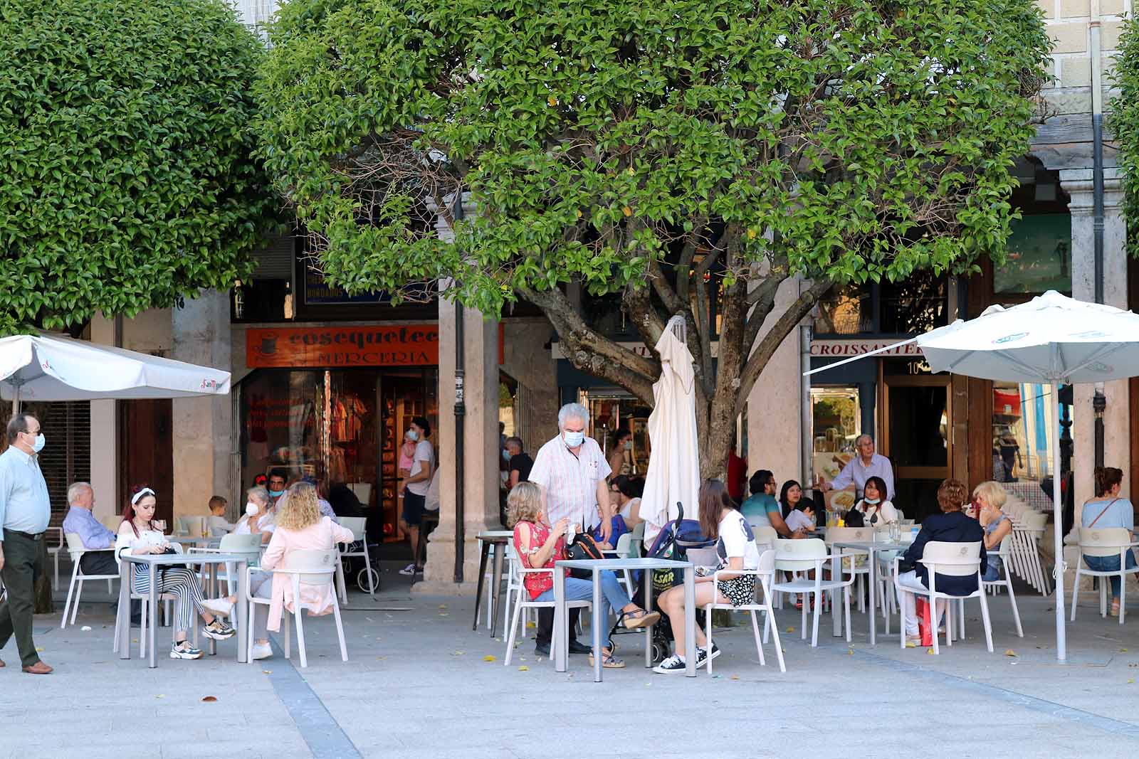 Fotos: El buen tiempo anima a los burgaleses a disfrutar de la calle