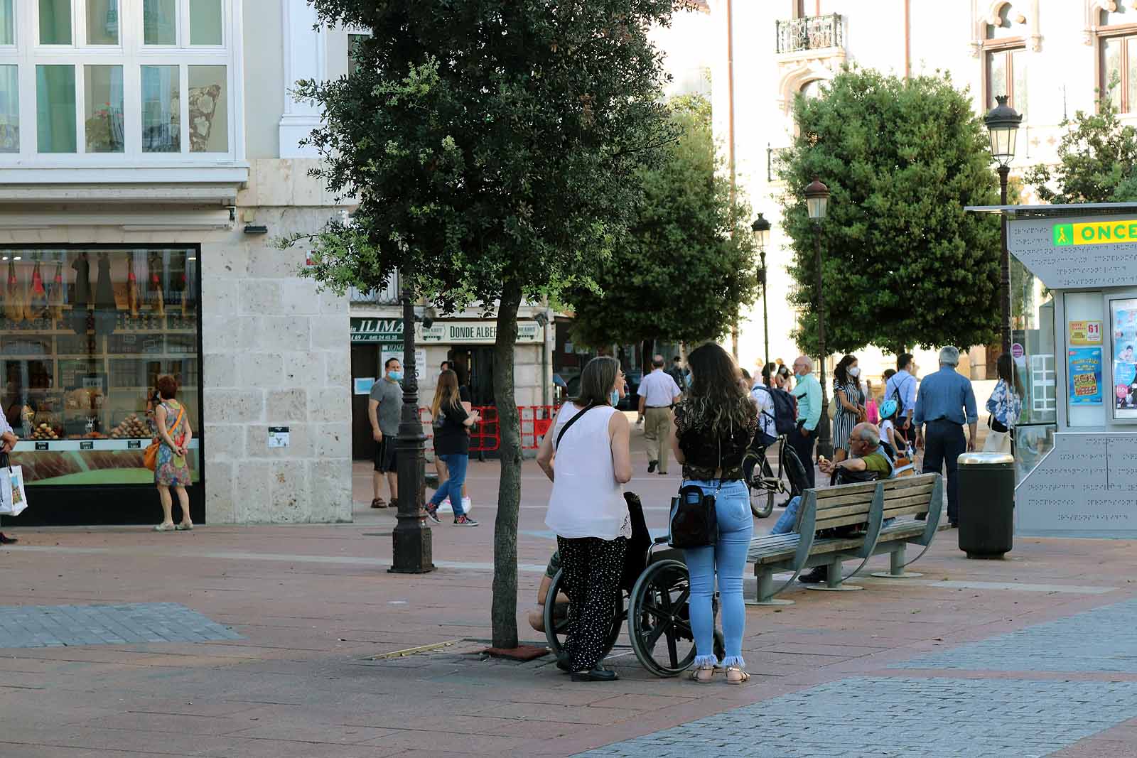 Fotos: El buen tiempo anima a los burgaleses a disfrutar de la calle