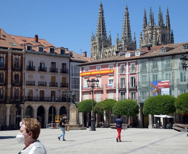 Imagen secundaria 2 - Las calles de Burgos comienzan a respirar normalidad en la primera semana en fase 1. 