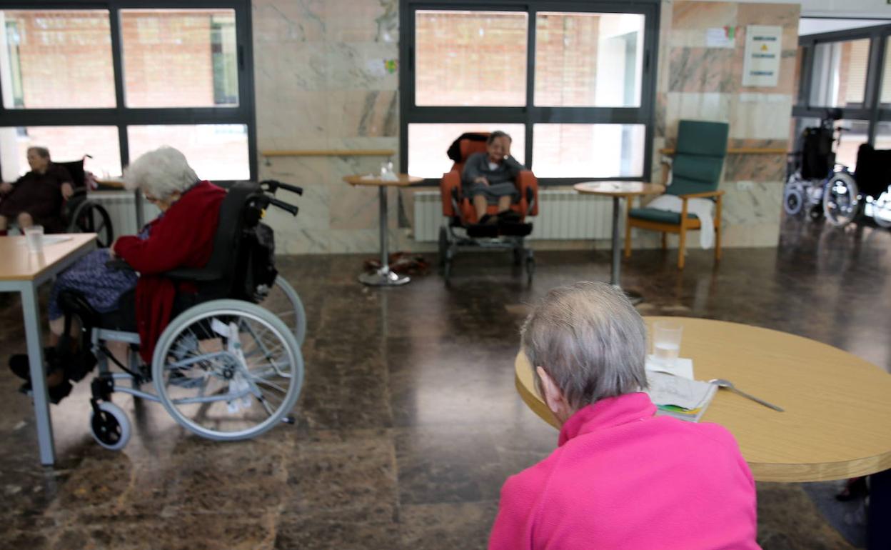 Varios ancianos en la residencia Cerdenal Marcelo de Valladolid. 