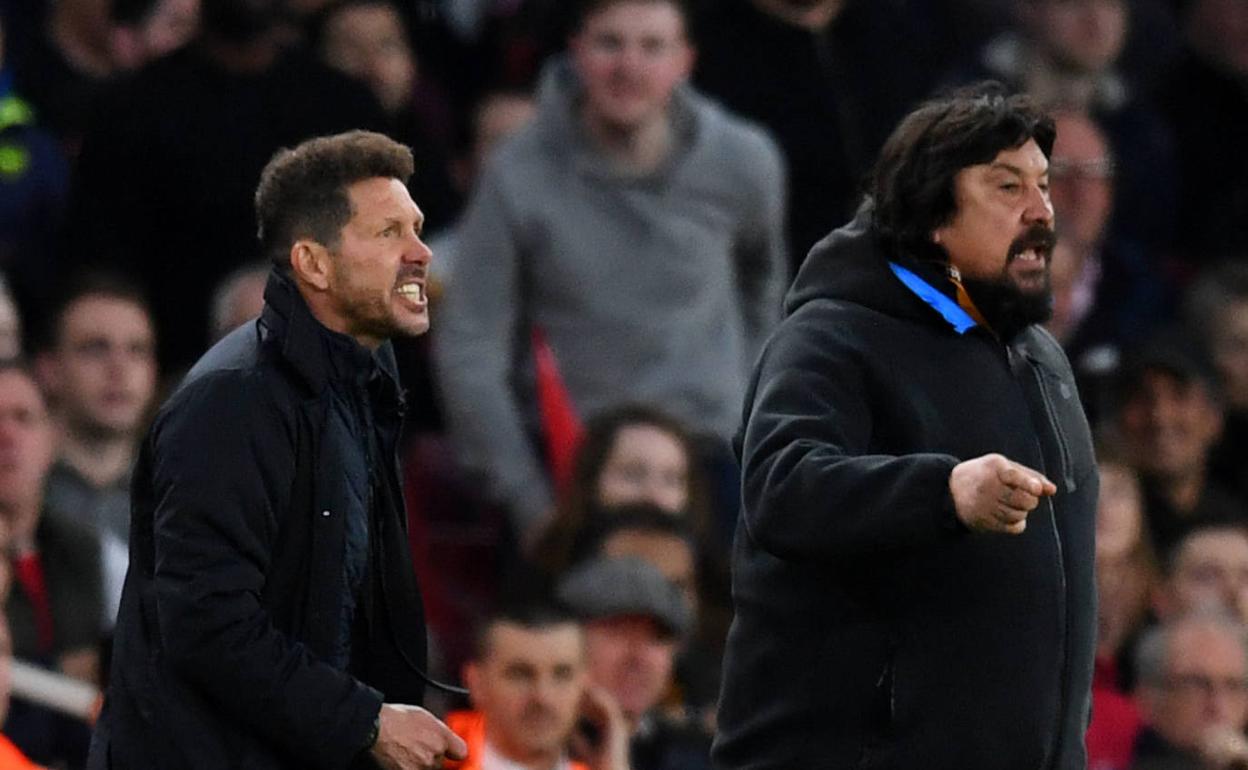 Simeone y el 'Mono' Burgos dan instrucciones durante un partido del Atlético. 