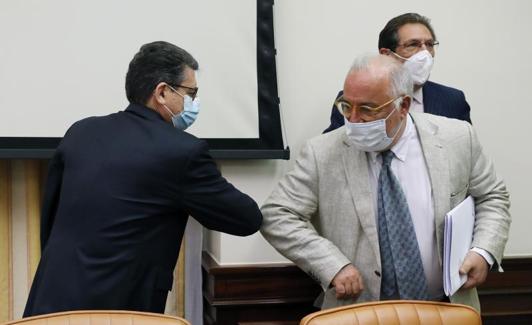 El director general de Tráfico, Pere Navarro (d), saluda al presidente de la Comisión de Seguridad Vial del Congreso.