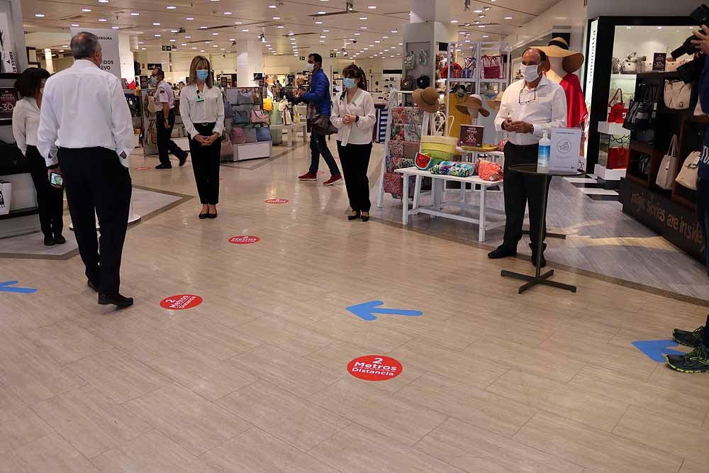 Fotos: Los centros comerciales de Burgos reabren con ilusión