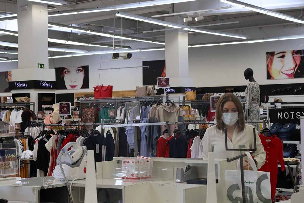 Fotos: Los centros comerciales de Burgos reabren con ilusión