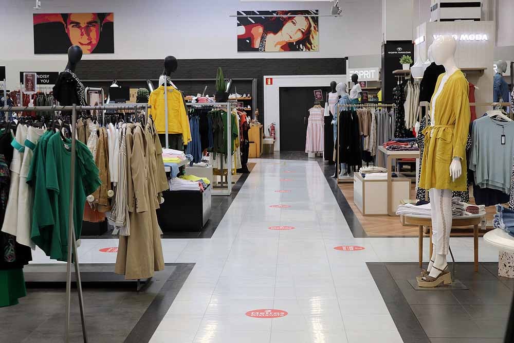 Fotos: Los centros comerciales de Burgos reabren con ilusión