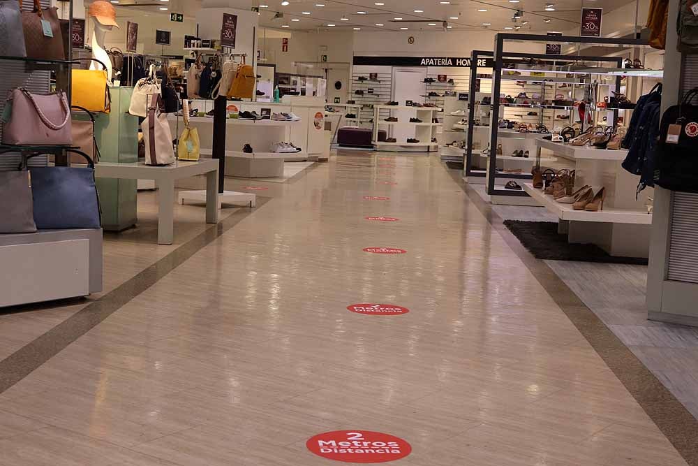 Fotos: Los centros comerciales de Burgos reabren con ilusión