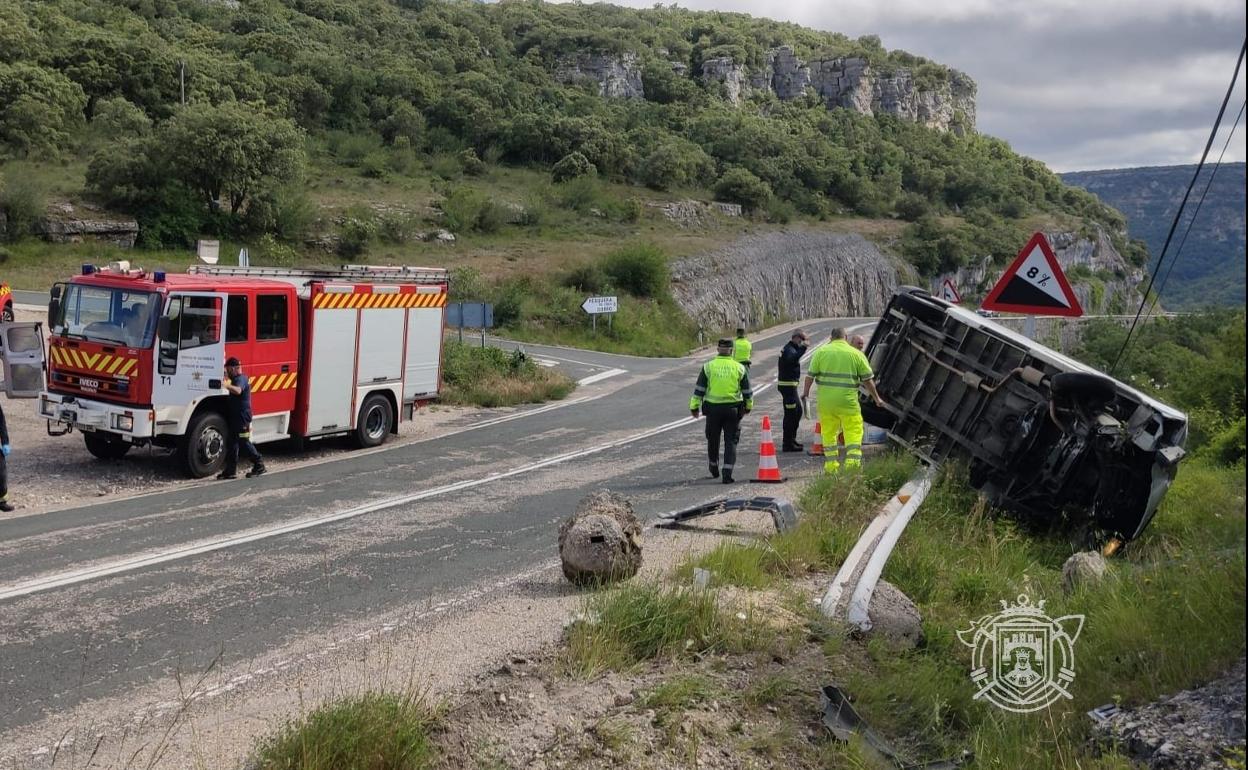 El siniestro ha obligado a los Bomberos a rescatar al conductor. 